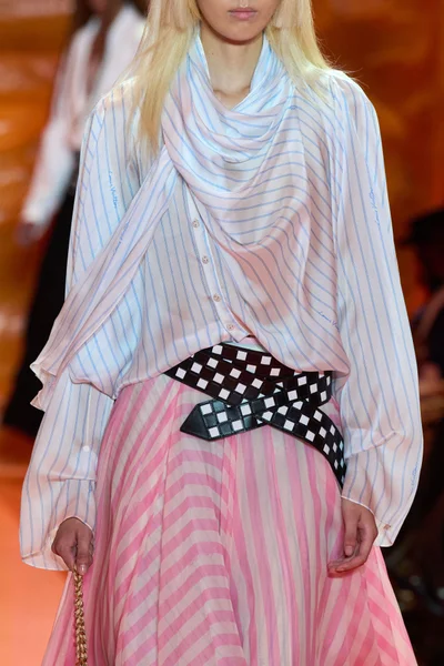 Look 15